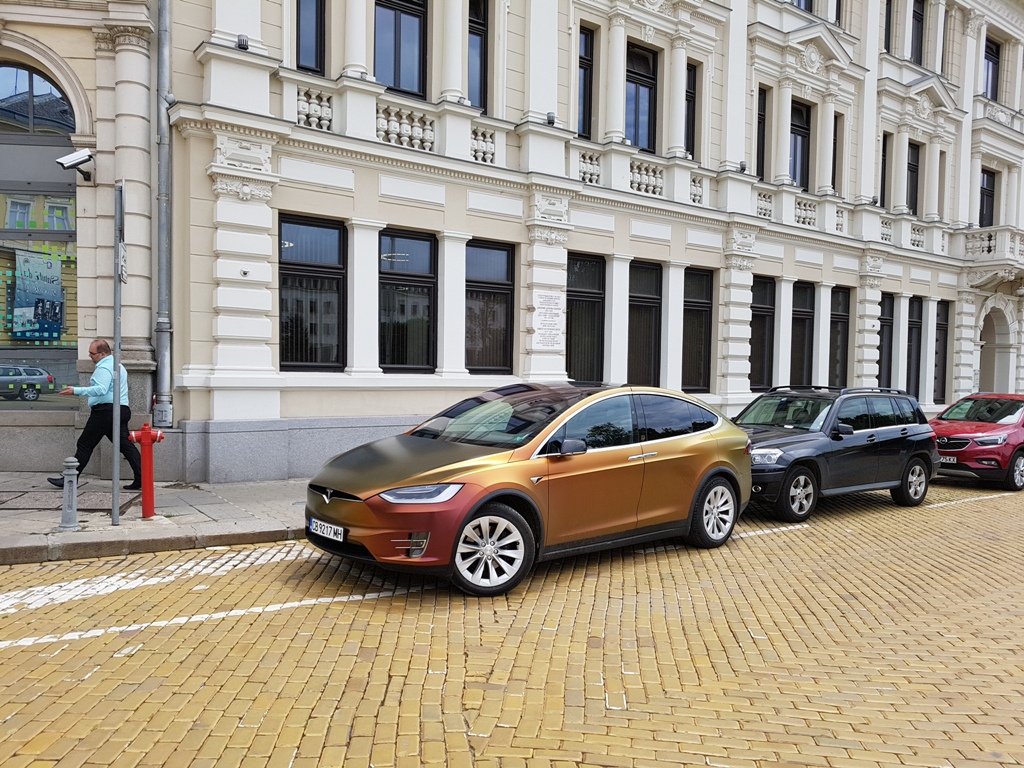 Une tesla Model X de couleur...voyante.