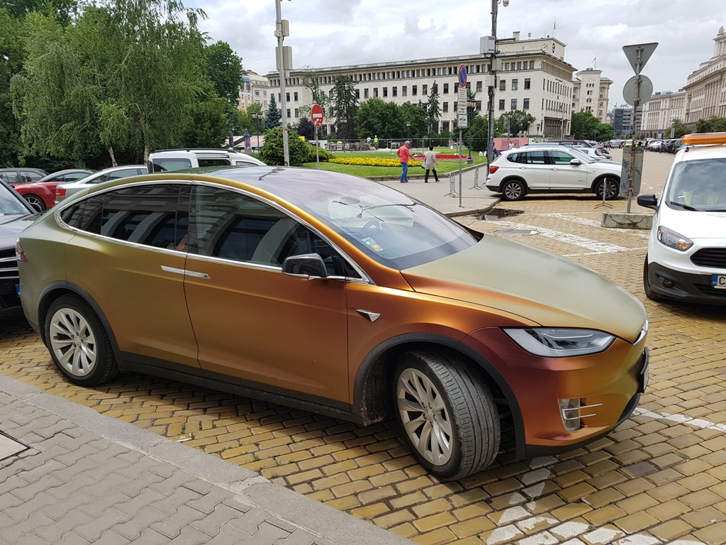 Une tesla Model X de couleur...voyante.
