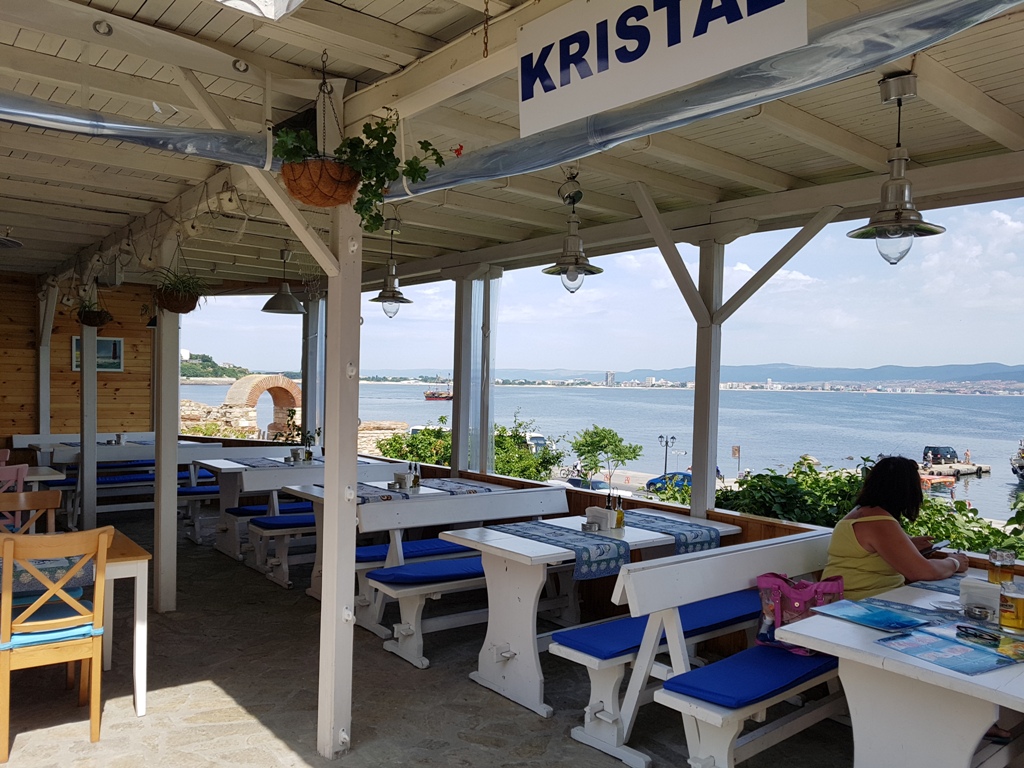 Nessabar: pause fraicheur au bar-restaurant Black-Sean, facà à la mer noire.